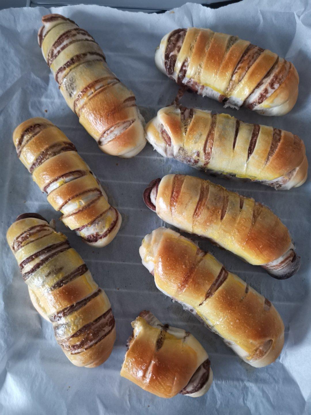 街头卖爆的毛毛虫豆沙面包