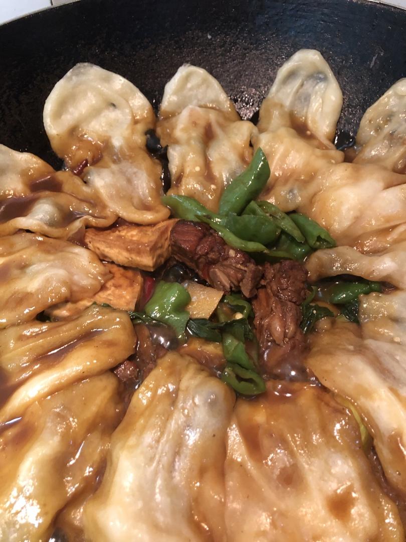 地锅鸡，教你贴饼子好吃的小技巧~