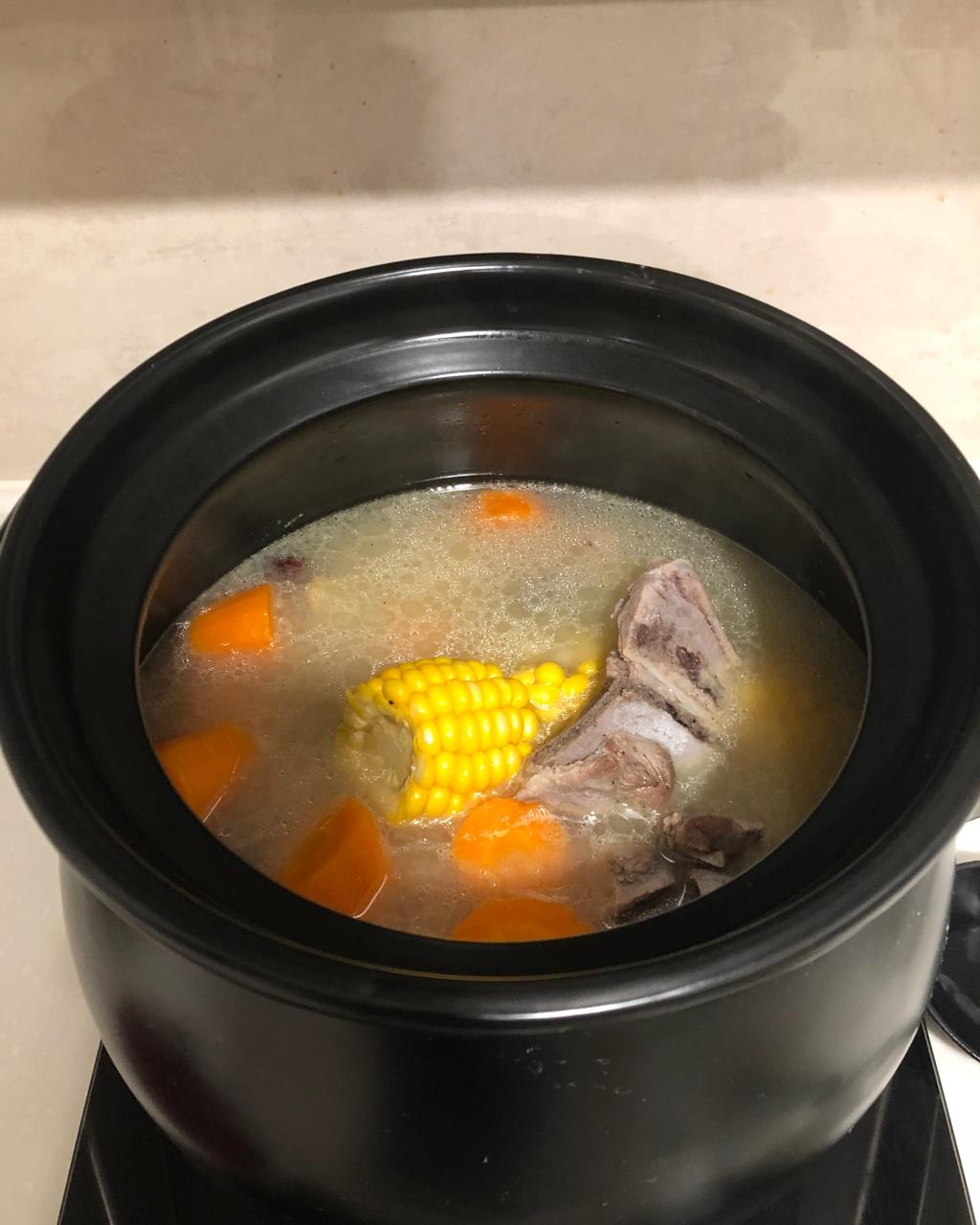 蓝小顺做的广东靓汤--玉米胡萝卜猪骨汤