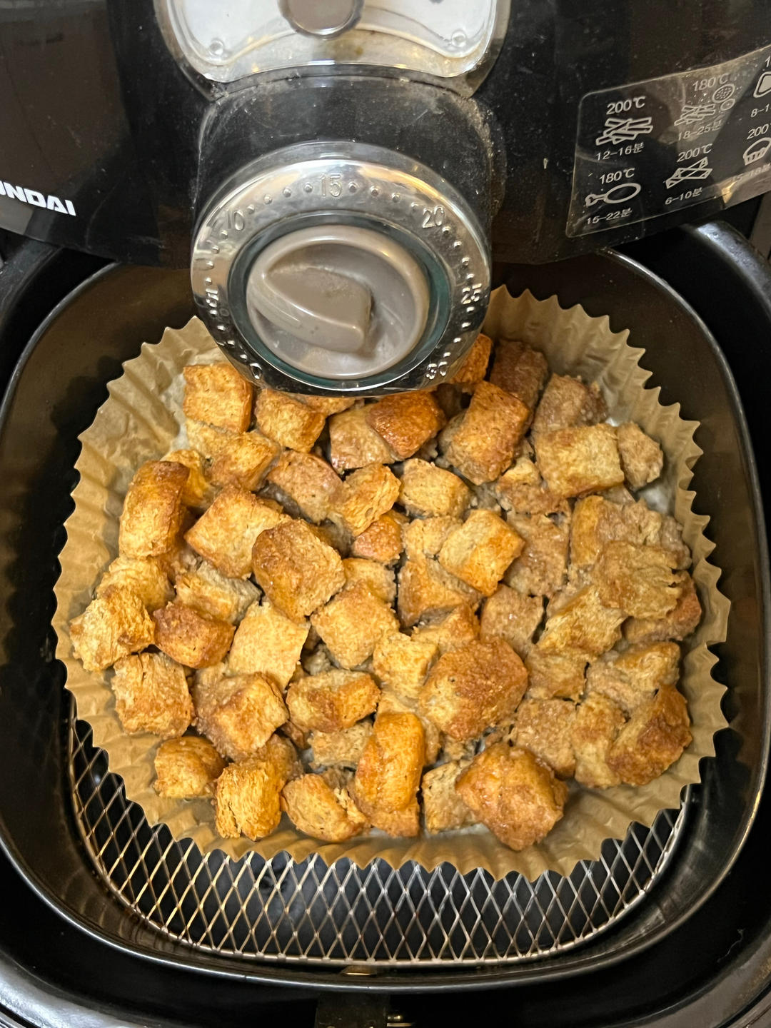 超级简单的焦糖肉桂面包粒