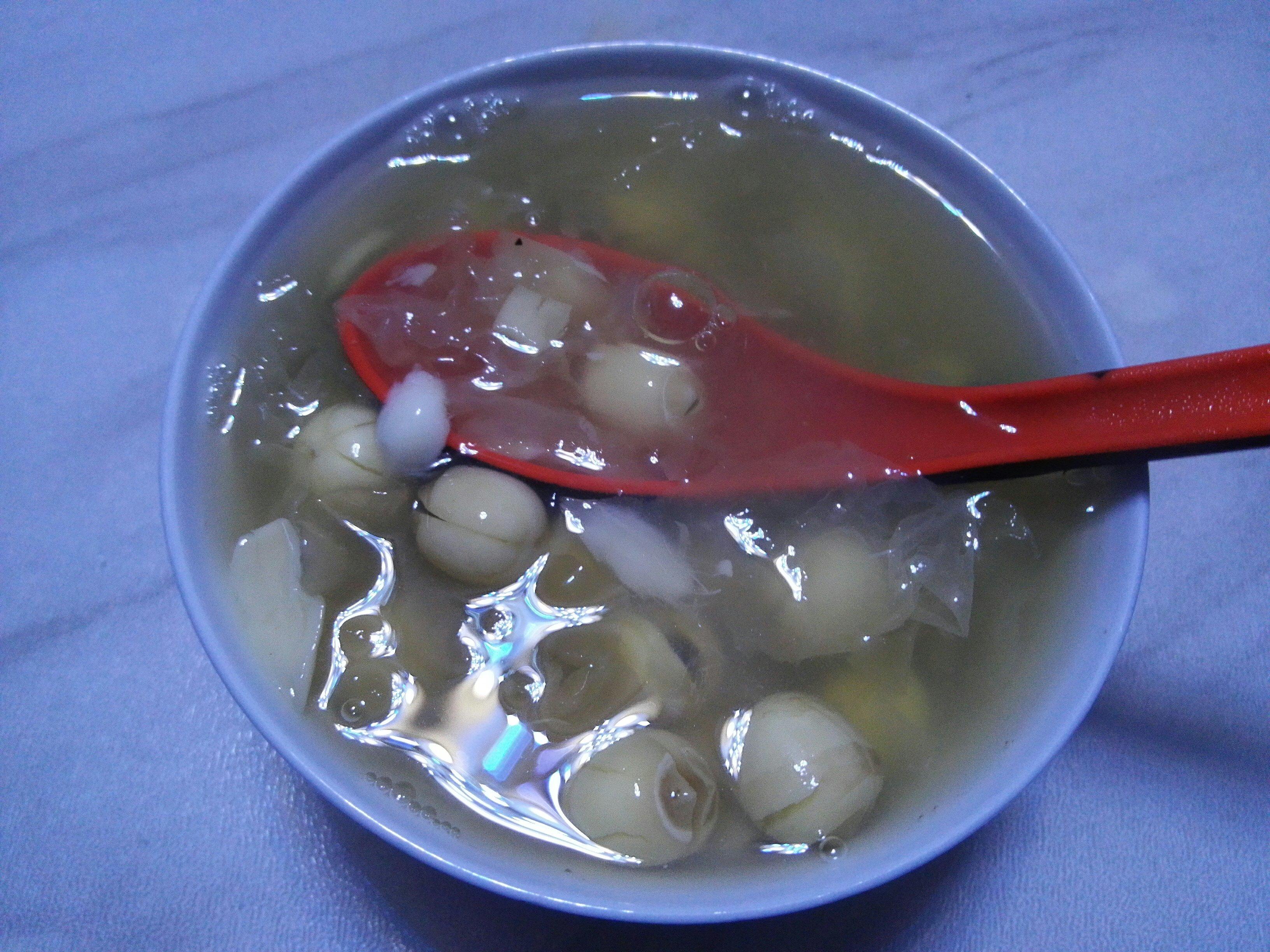 银耳莲子百合燕窝汤的做法