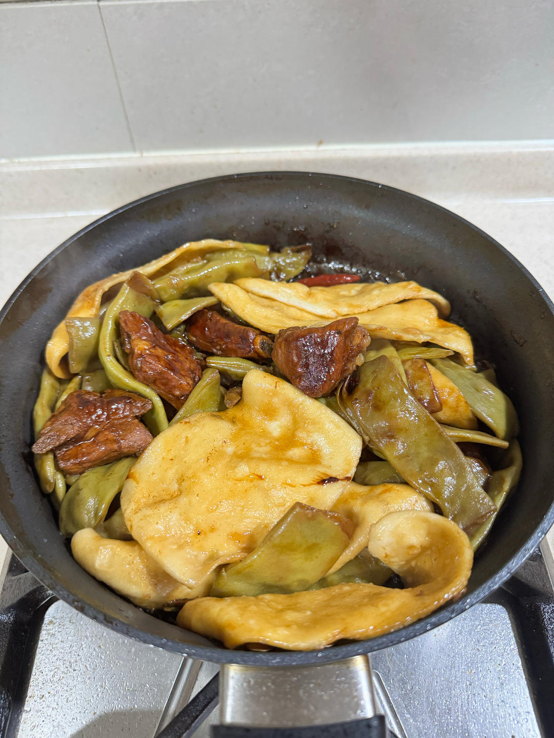 太好吃了吧！豆角排骨焖卷子