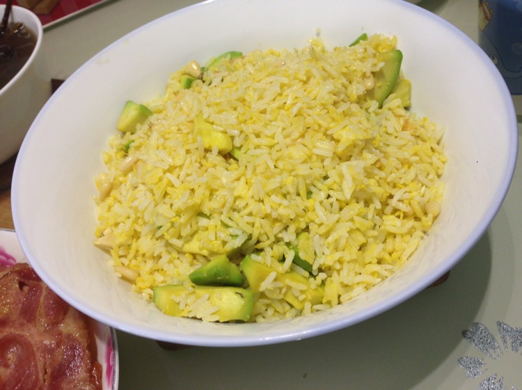 衡小宝gloria做的牛油果虾仁炒饭