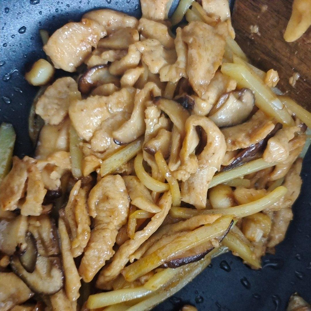 香菇滑鸡片/香菇炒鸡胸肉