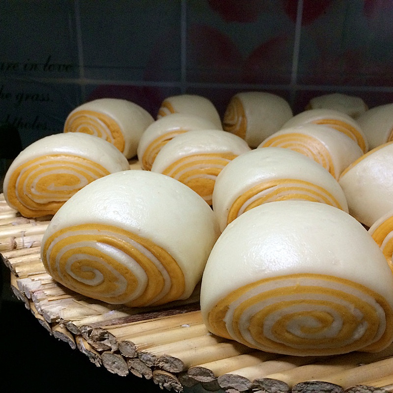 草様年华做的南瓜双色花卷馒头