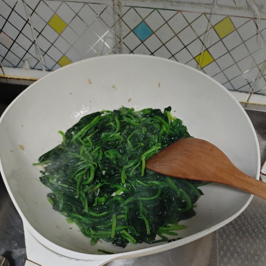 不涩口又嫩的清炒菠菜