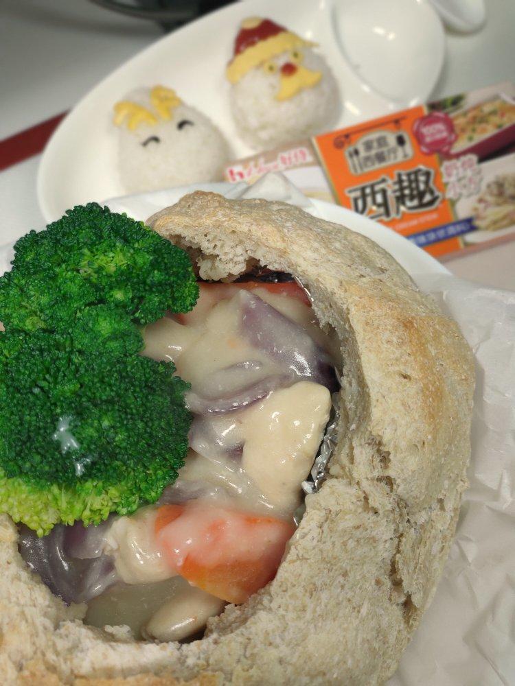 圣诞奶油浓汤面包碗