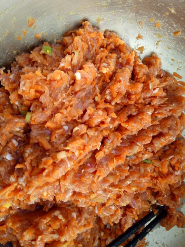 幸运星小添添做的羊肉胡萝卜饺子