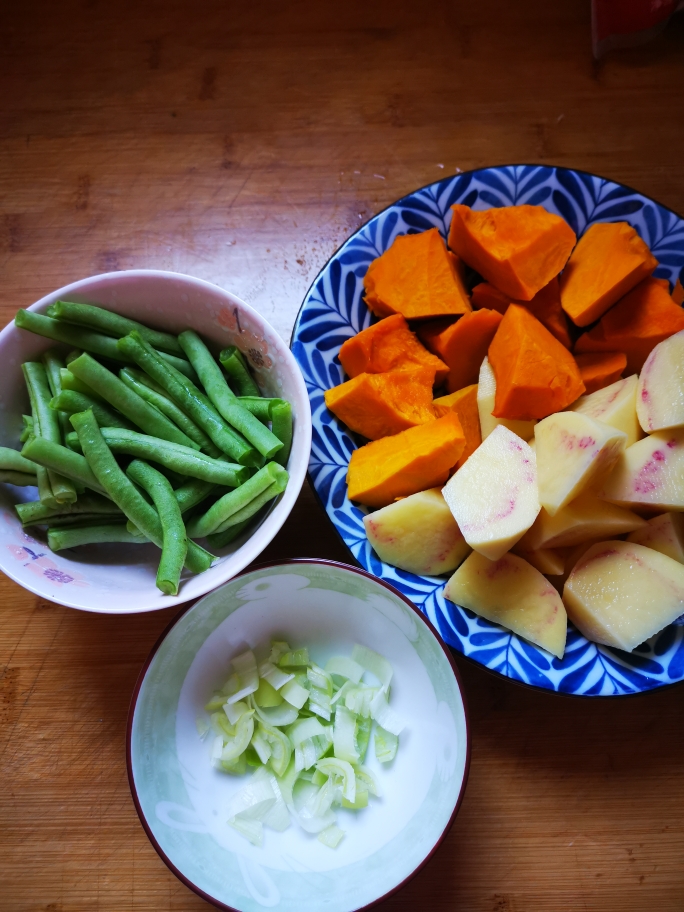 南瓜土豆炖豆角的做法 步骤1