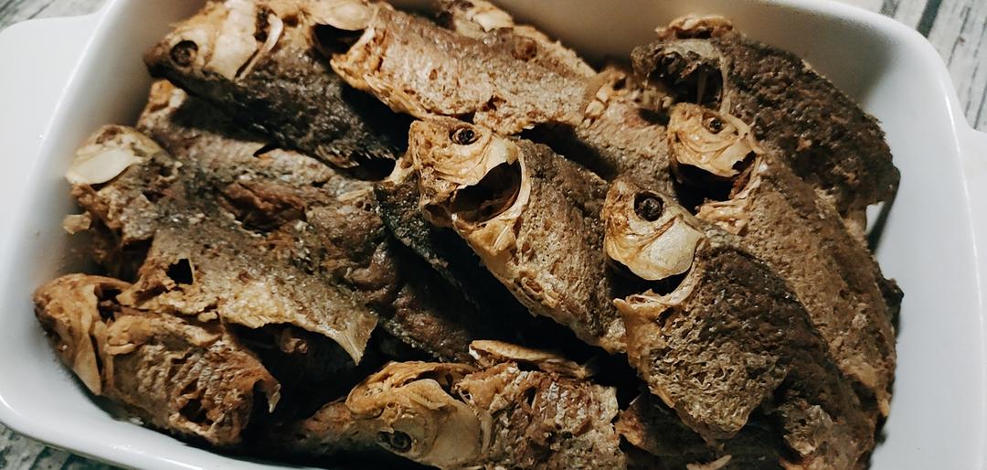 焖小酥鱼的做法