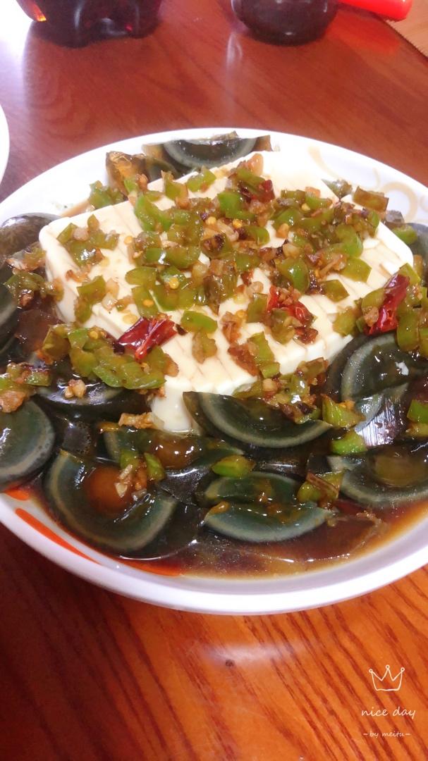 双椒拌皮蛋豆腐