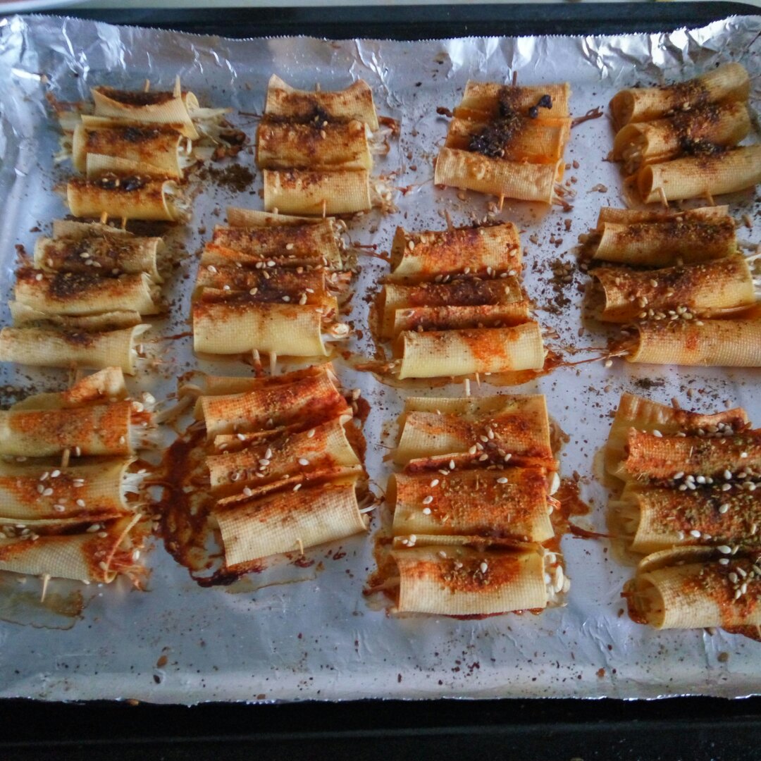 烤豆腐皮卷金针菇
