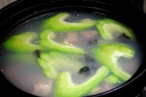 热浪来袭，来碗消暑神汤——凉瓜排骨汤的做法 步骤5