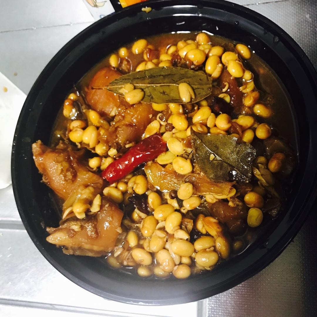 美味的黄豆炖猪蹄