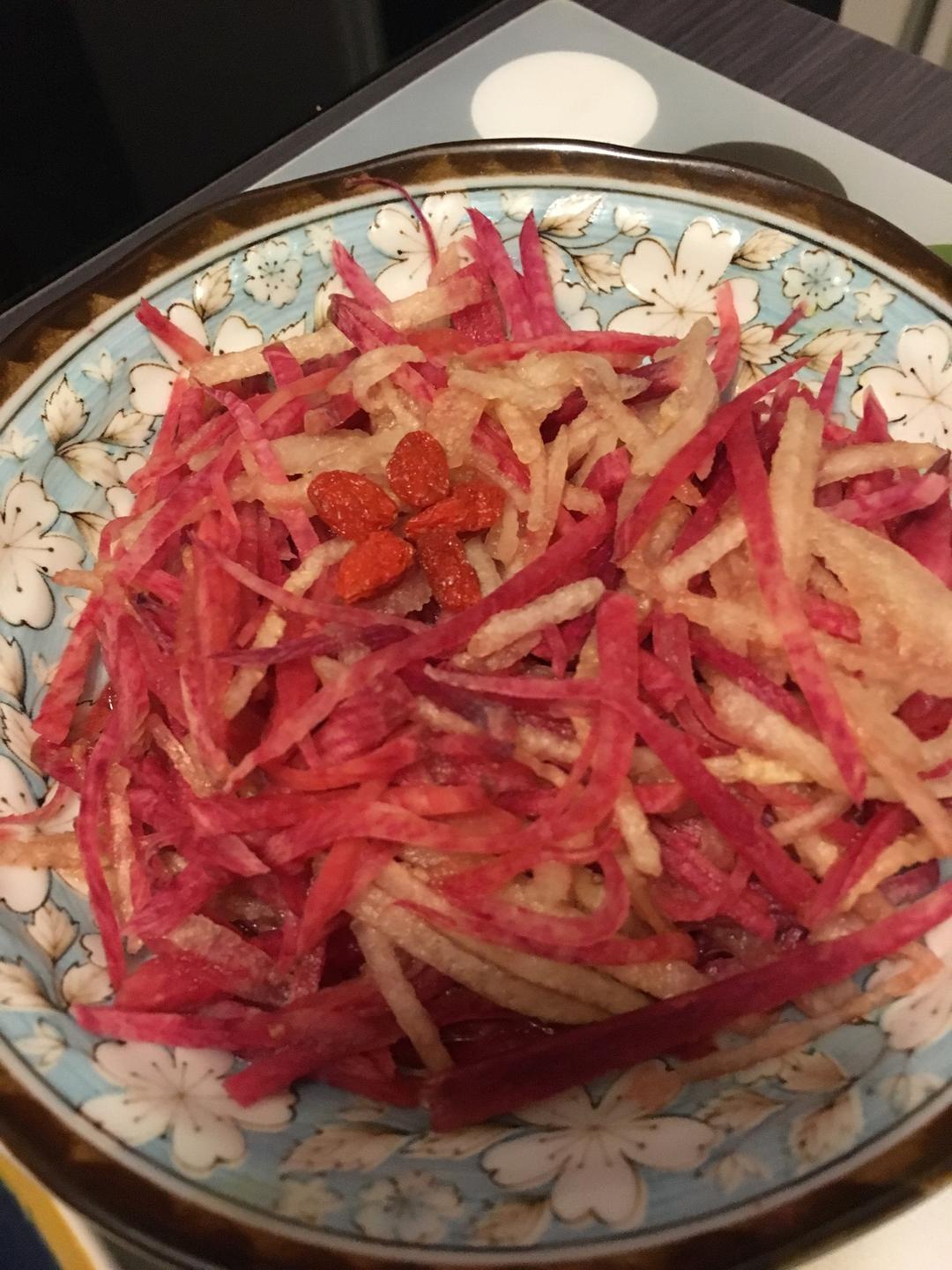 红心萝卜拌梨丝的做法