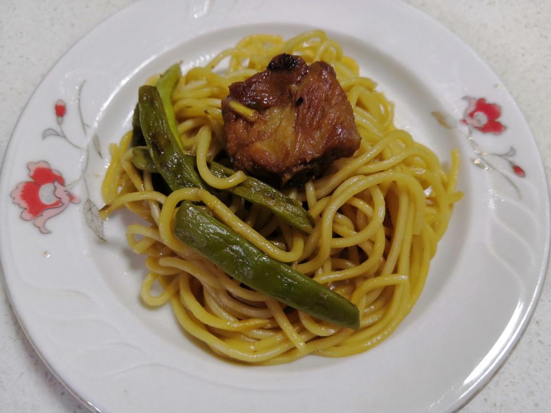 曼食慢语丨排骨豆角焖面