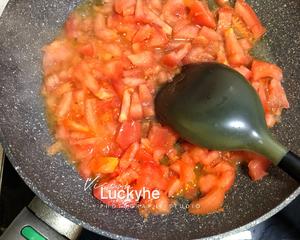 🍅番茄豆腐菌菇汤+太太乐鲜鸡汁芝麻香油的做法 步骤2