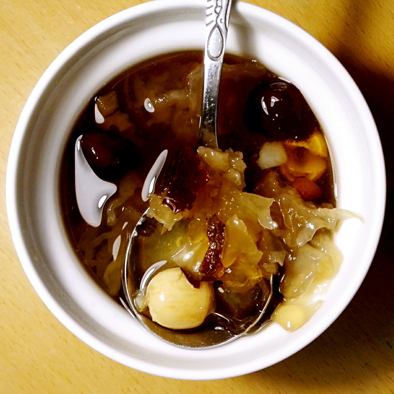 桃胶皂角米炖银耳