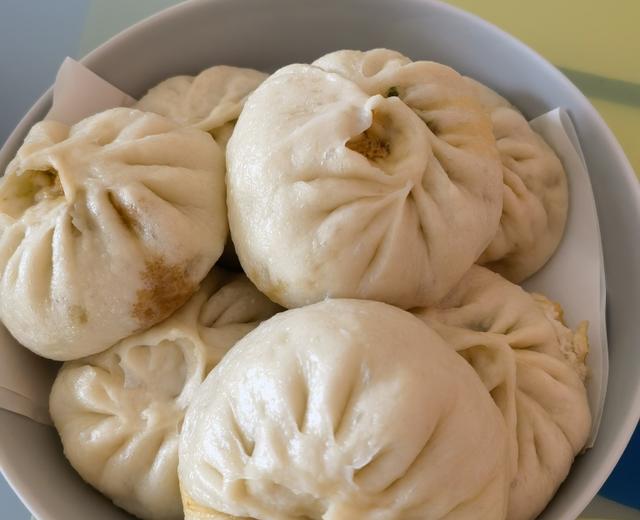 蒸包子(猪肉香芹馅)的做法