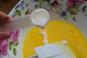 奶味十足____日本cookpad上流行热点牛奶高钙饼干的做法 步骤2