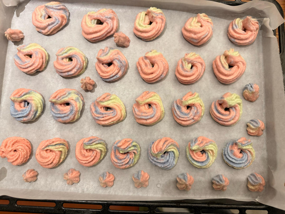 彩虹玫瑰蛋白酥脆饼干Meringue Cookies
