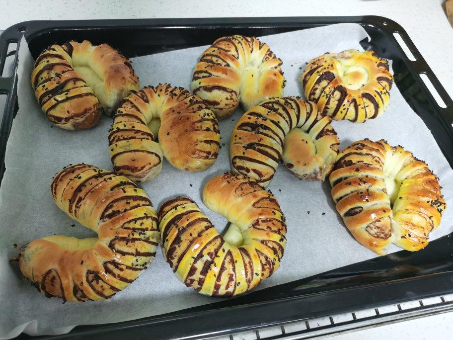 松软可口的红豆沙面包卷