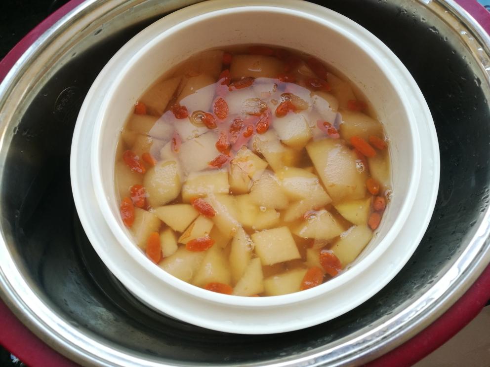 用料冰糖炖梨的做法小贴士煮完之后,如果发现太甜可以加入适量开水.