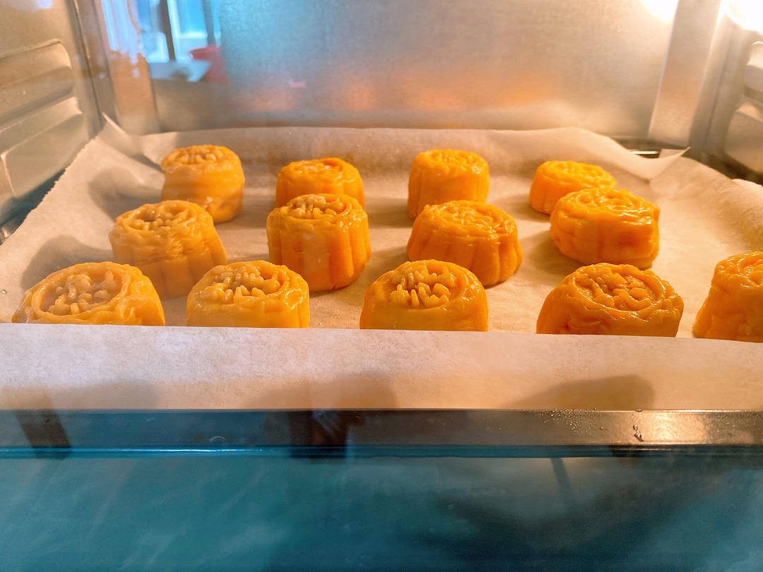 💃奶黄流心月饼——这是可以让你坐稳朋友圈厨霸位置的月饼🥮，没人点赞算我输👎