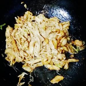 尖椒金针菇炒肉丝的做法 步骤4