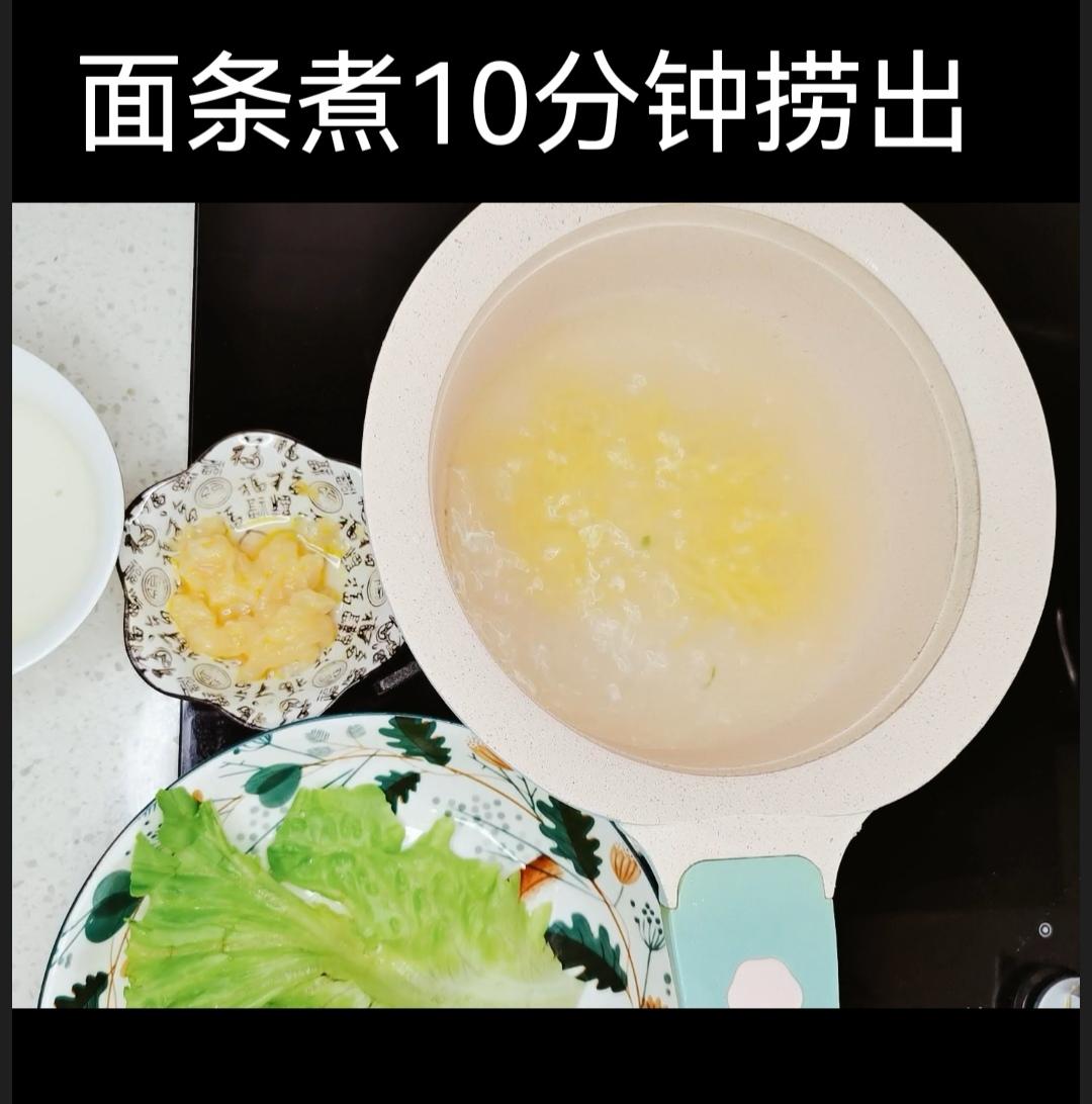 无小麦敏宝辅食汤面：鸡丝生菜汤面的做法 步骤3