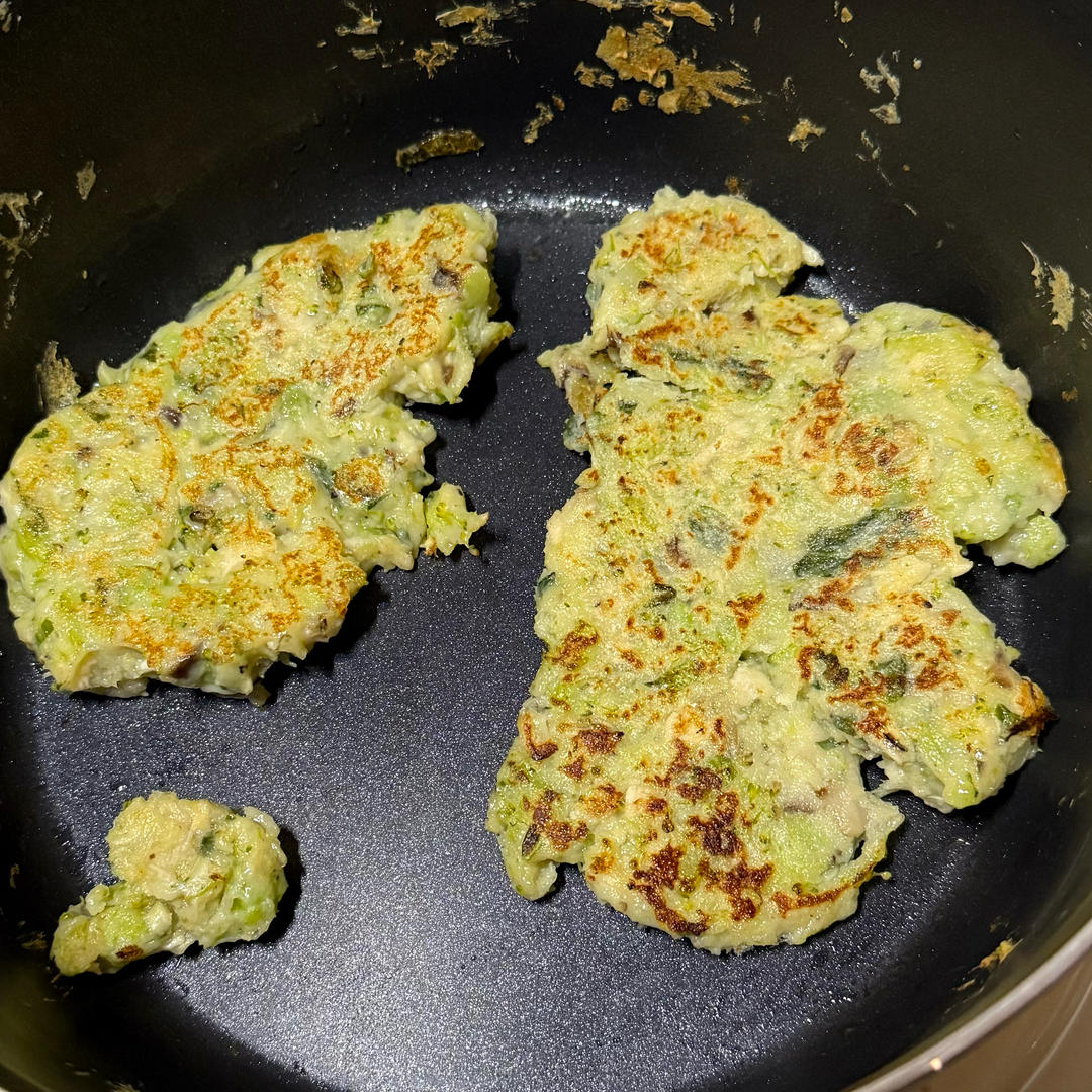 青菜香菇西兰花鸡胸肉土豆泥鸡蛋饼