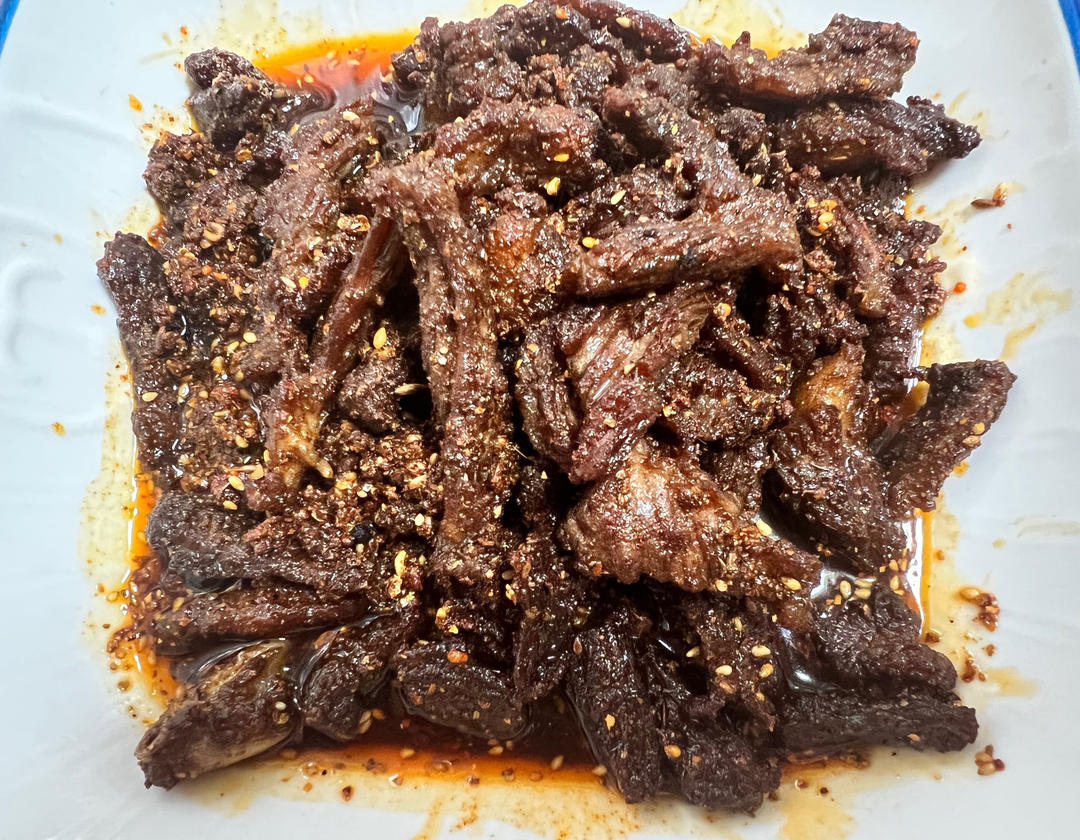零嘴☺️越嚼越香的“麻辣牛肉干”