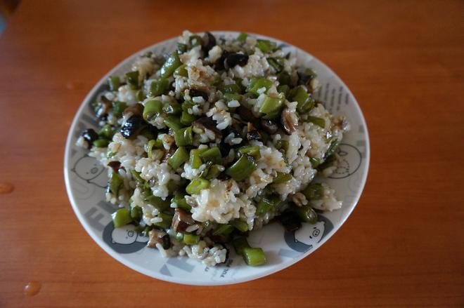 豆角香菇干饭的做法