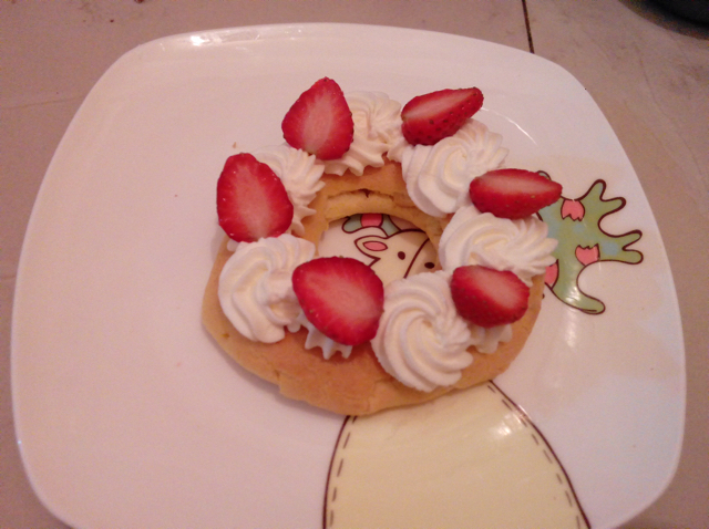 草莓巴黎-布雷斯特泡芙