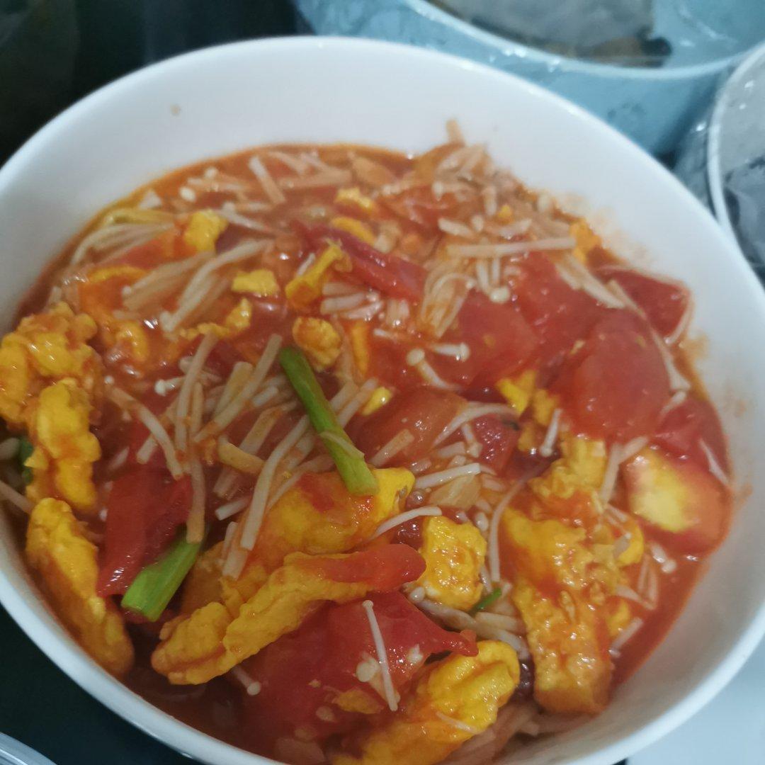 夏天必备素菜，巨下饭的西红柿鸡蛋炒白玉菇