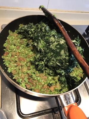 超好吃的青菜豆子油渣馄饨馅的做法 步骤2