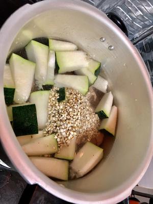 夏季祛湿排毒神汤（冬瓜薏米筒骨汤）的做法 步骤6