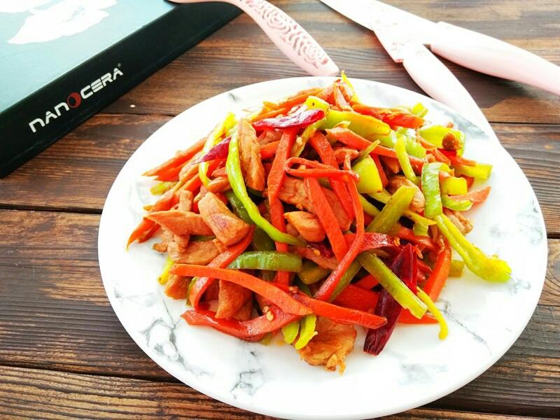 青椒炒肉丁

简单快捷的家常菜，美味分分钟就端上餐桌啦~~~