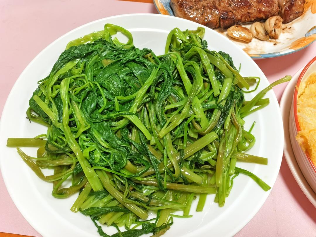 厨师长教你：“蒜爆空心菜”的家常做法，蒜香浓郁，口感爽脆