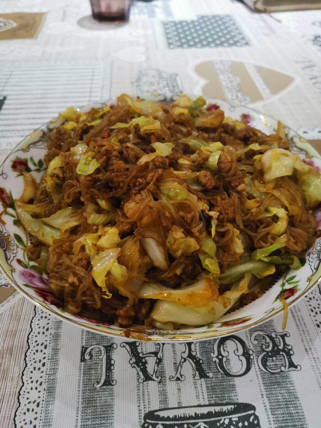 肉末圆白菜（甘蓝菜）炒粉丝【妞的食记】