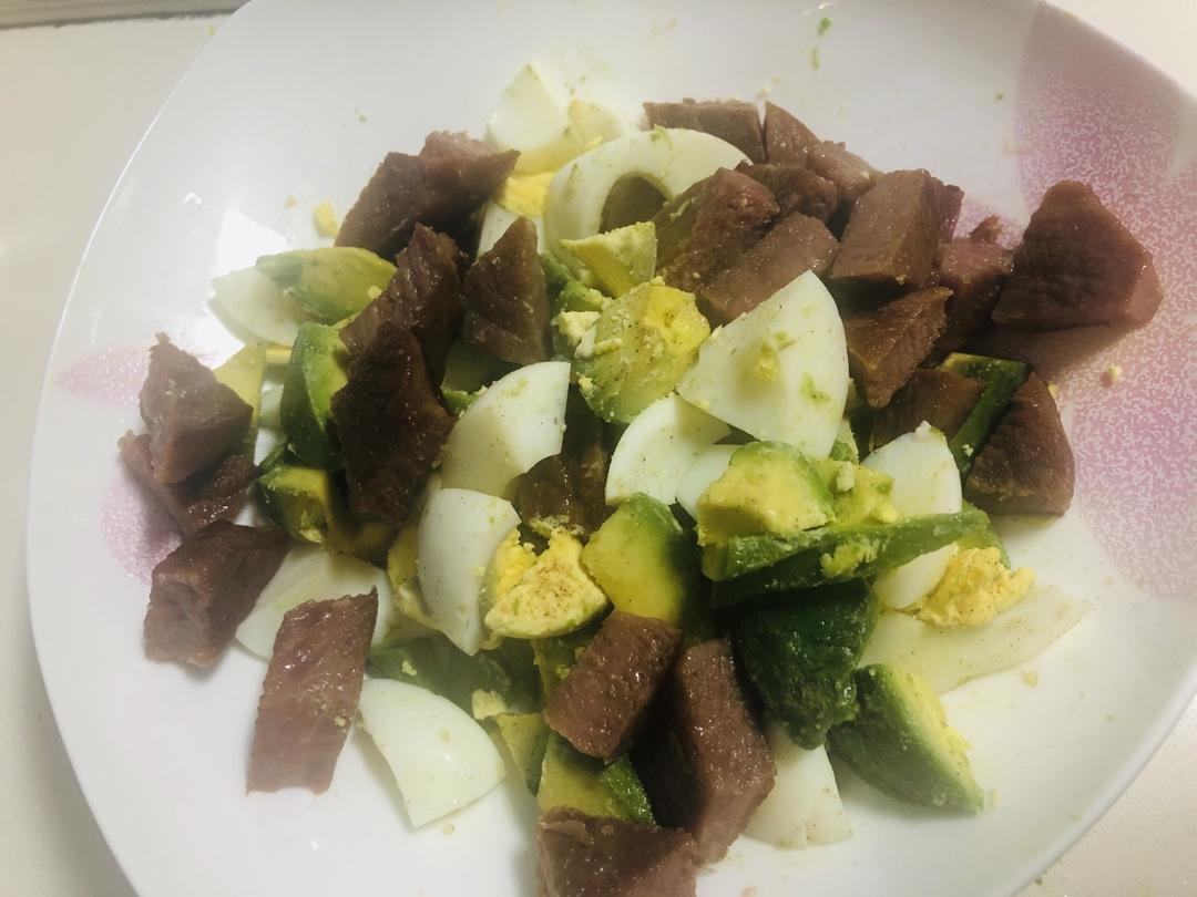牛油果牛粒鸡蛋沙拉