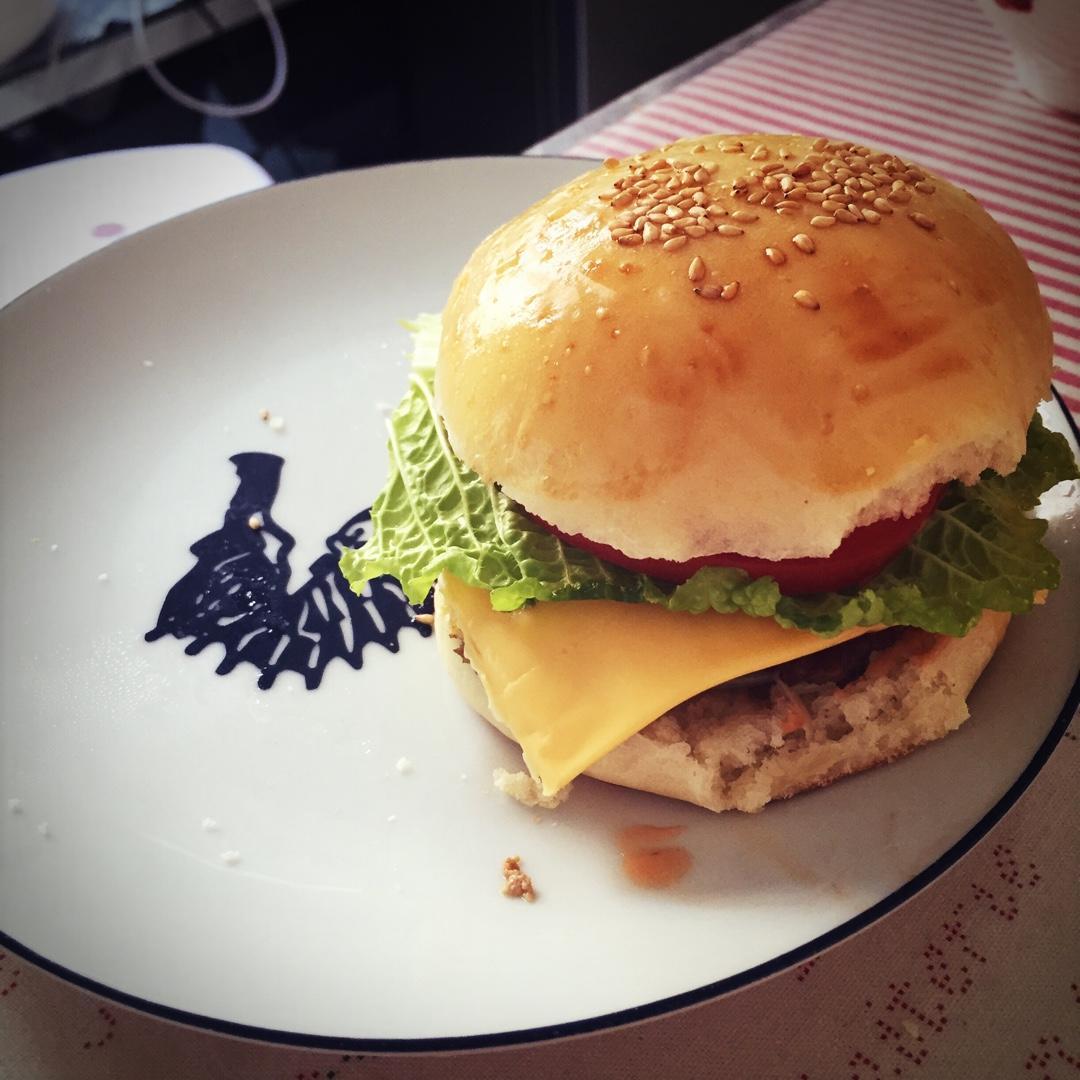 洋葱牛肉汉堡 Beef Hamburger with Fried Onions