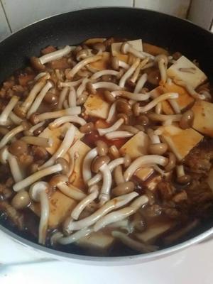 五花肉蟹味菇土豆炖豆腐的做法 步骤4