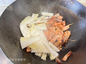我家的大虾烧白菜的做法 步骤4