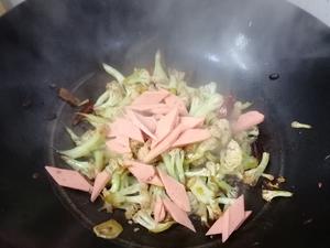 菜花炒火腿肠的做法 步骤10