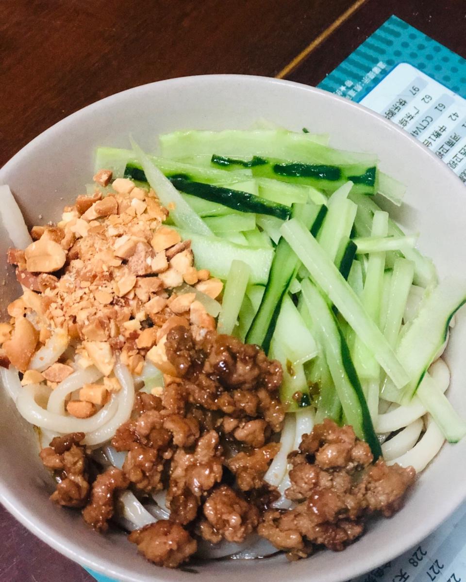 这碗面吃了会上瘾 / 手工肉臊子拌面