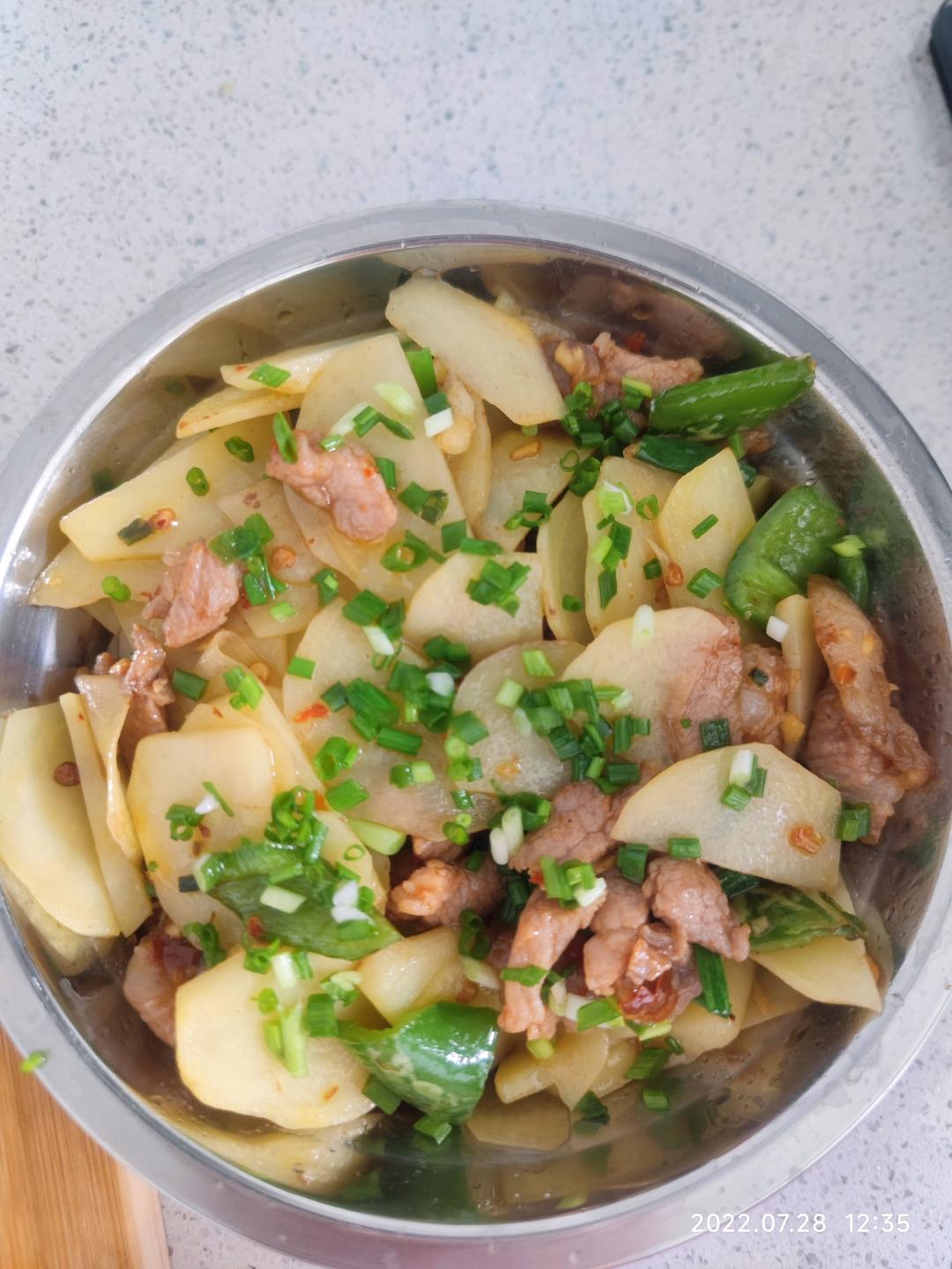 五花肉炒土豆