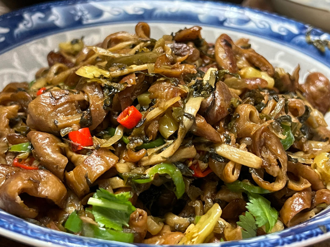 你们要的酸菜炒肥肠教程来了，好吃巨下饭！