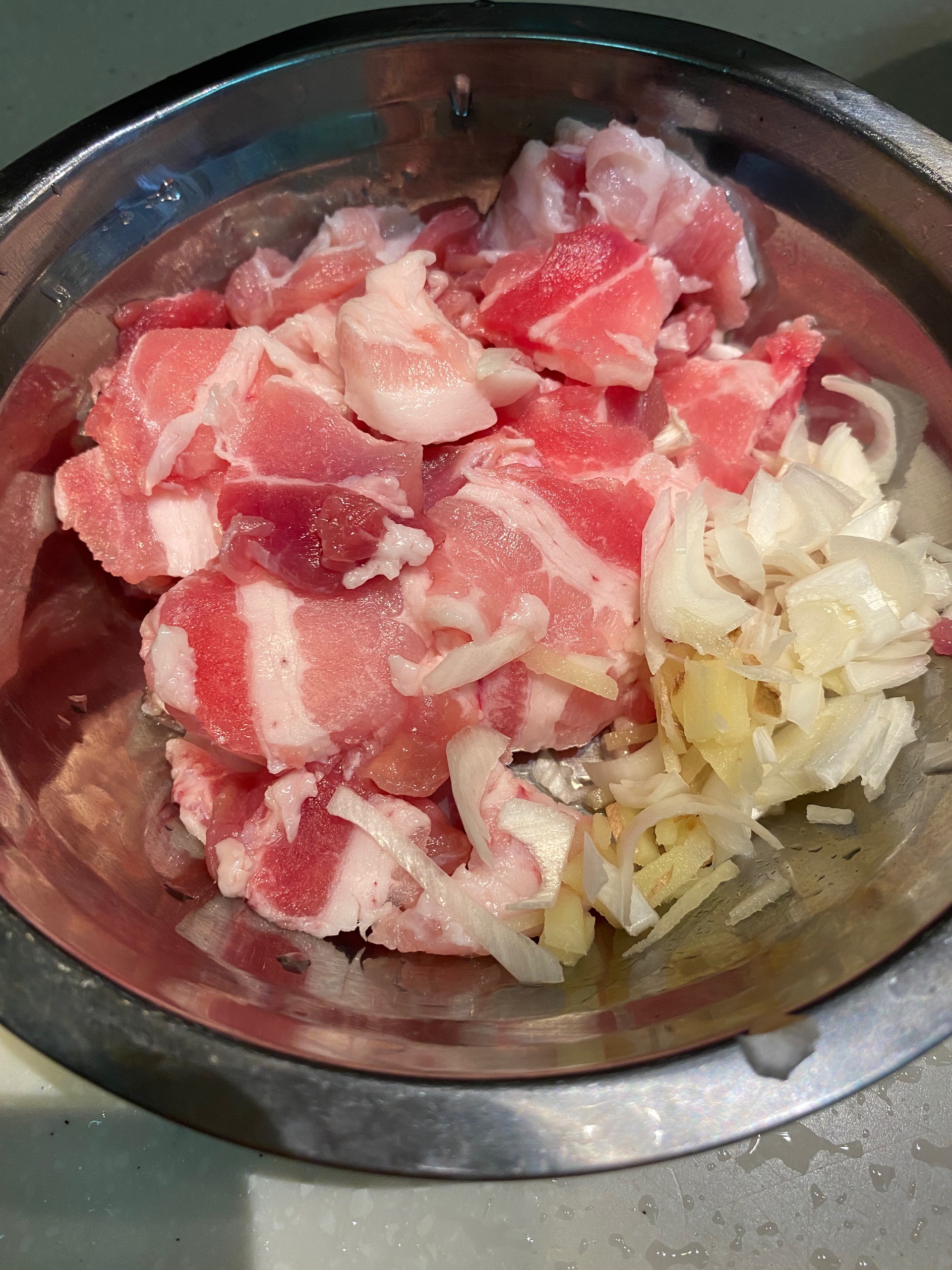 五花肉炖白菜粉皮的做法 步骤3