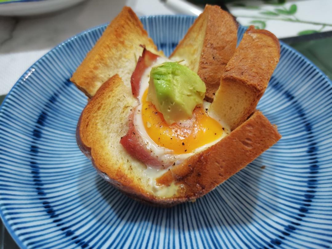 鸡蛋吐司杯盏